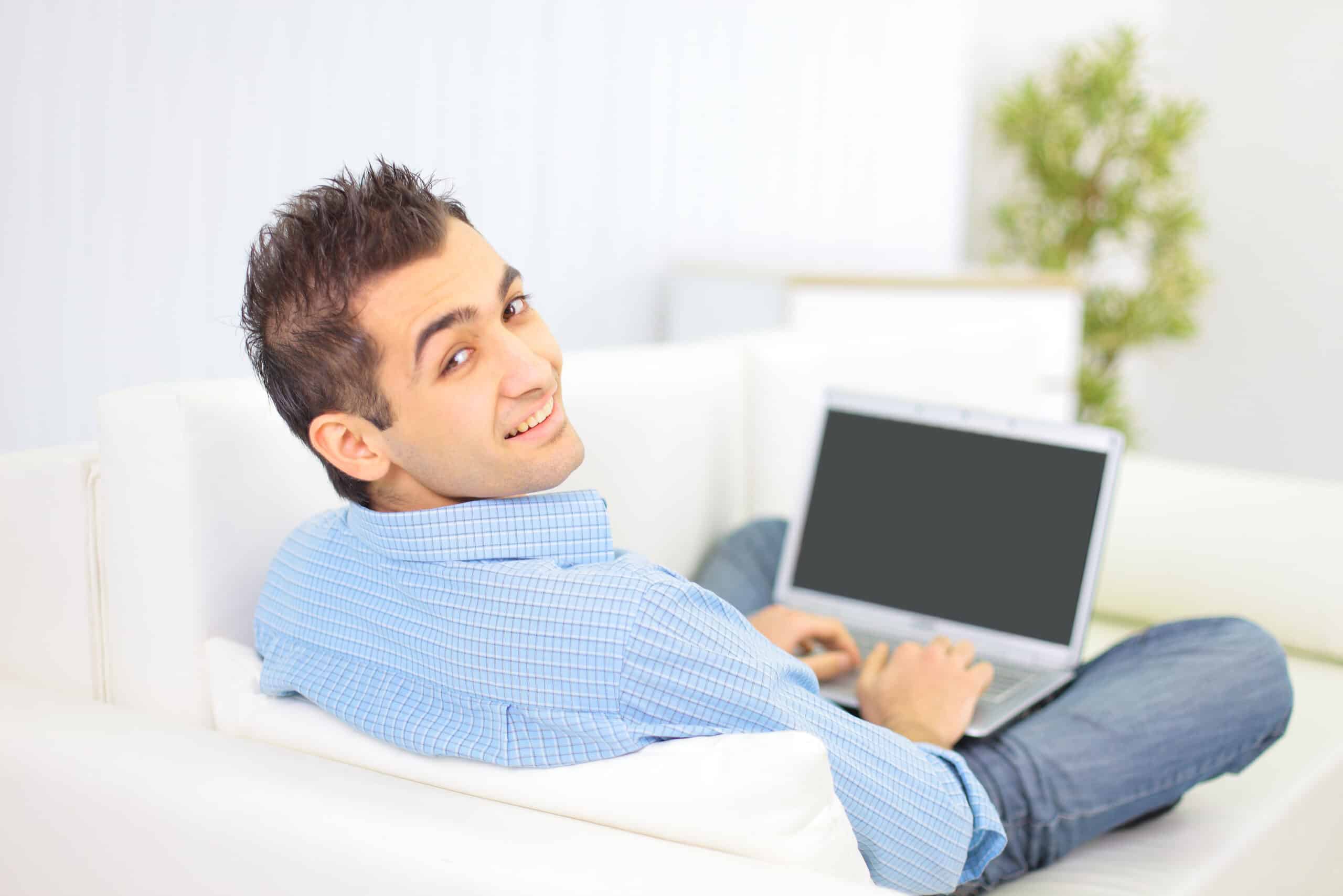 Gigolo vacature scaled Man solliciteert voor gigolo vacature op laptop